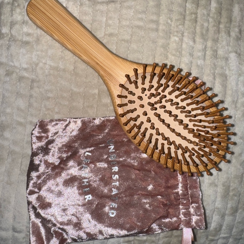 Understated Leather Brush with Velvet Pouch